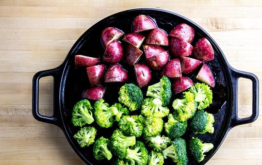 1. Этап. Красная рыба с картошкой в духовке: 3. Выложите овощи в жаропрочную форму и отправьте в разогретую до 200 градусов духовку минут на 20.