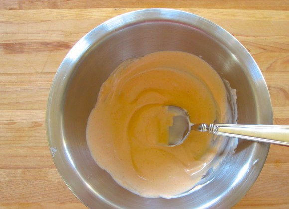 1. Этап. Котлеты из лосося с луком: Для соуса смешать йогурт или сметану с майонезом, добавить специи.