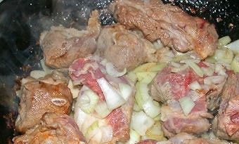 1. Этап. Говяжьи ребрышки в мультиварке: 3. Выкладываем лук в посуду к мясу. Добавляем соль, перец и другие специи и приправы. Хорошенько перемешиваем содержимое кастрюли, чтобы ребрышки промариновались одинаково. Даем постоять примерно полчаса (а лучше больше).