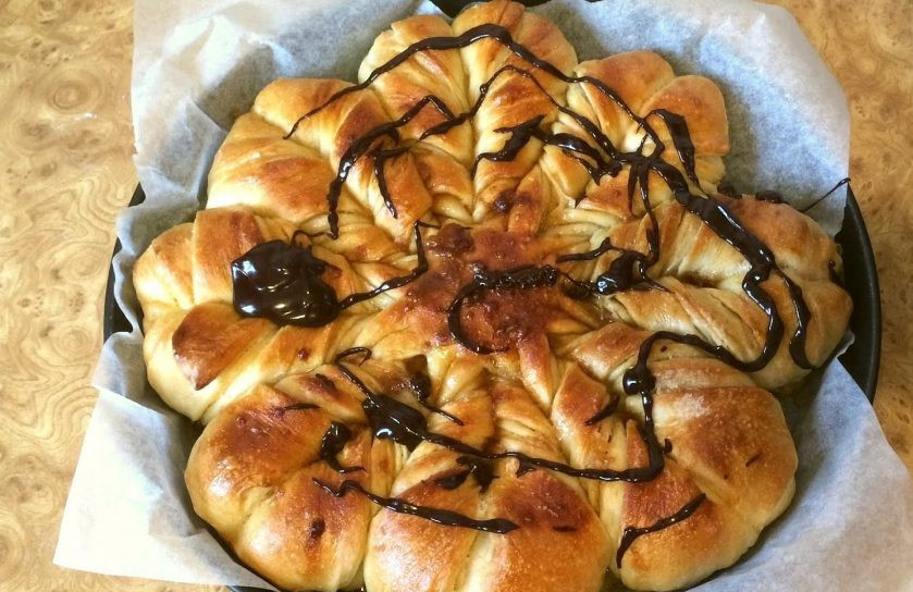 1. Этап. Булочки, политые шоколадом: Полностью остудите пироги в форме на решетке. Готовые пироги полейте жидким шоколадом. Приятного аппетита!