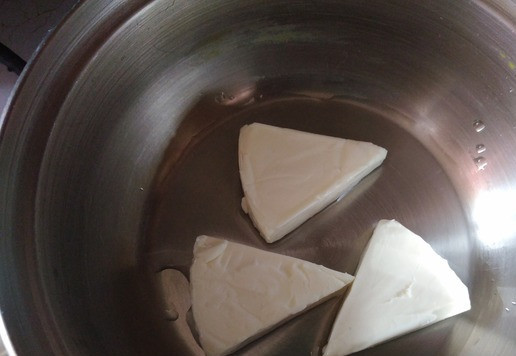 1. Этап. Бутерброд с плавленым сыром и шпротами: Теперь, когда всё приготовили, наливаем в маленький ковшик (кастрюлю) 1 ст л воды, ставим на огонь и выкладываем треугольники сыра.