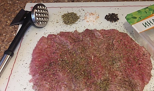 1. Этап. Рулет из индейки к Новогоднему столу: Отбить мяско кулинарным молотком. Посыпать специями