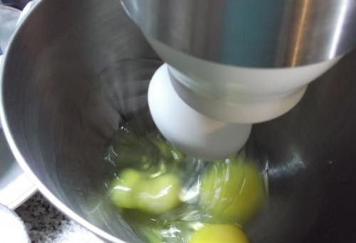 1. Этап. Кекс с клубничным вареньем: 1. Начинаем взбивать яйца на полной мощности миксера.