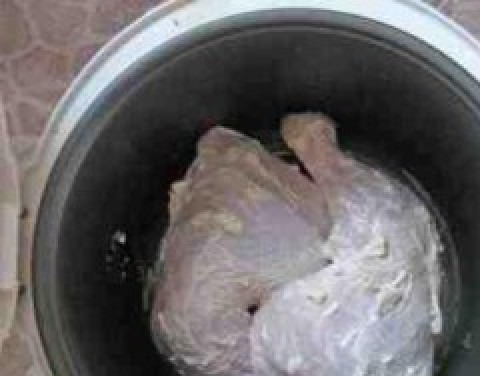 1. Этап. Запеченные окорочка в мультиварке: Натираем окорочка солью. Мне достаточно одной щепотки на окорочок, но можно больше. Теперь смазываем окорочка соусом и кладем в чашу мультиварки (предварительно смазываем чашу растительным маслом).