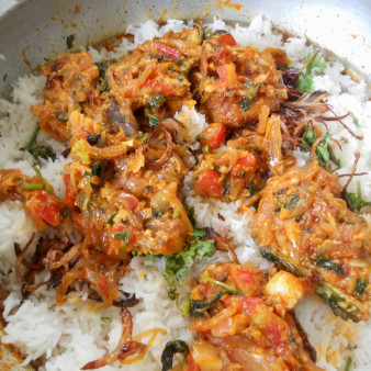 Рыба с пряным рисом и орехами