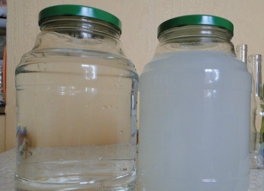 1. Этап. Настойка на сухофруктах: Для того чтобы сделать домашнюю настойку, нужно совсем немного. Основа - это крепкий алкогольный напиток. Им может служить водка хорошего качества, а также самогон и разбавленный спирт. Конечно, лучше всего — это домашний самогон. Если у вас его нет, то заменяйте водкой.