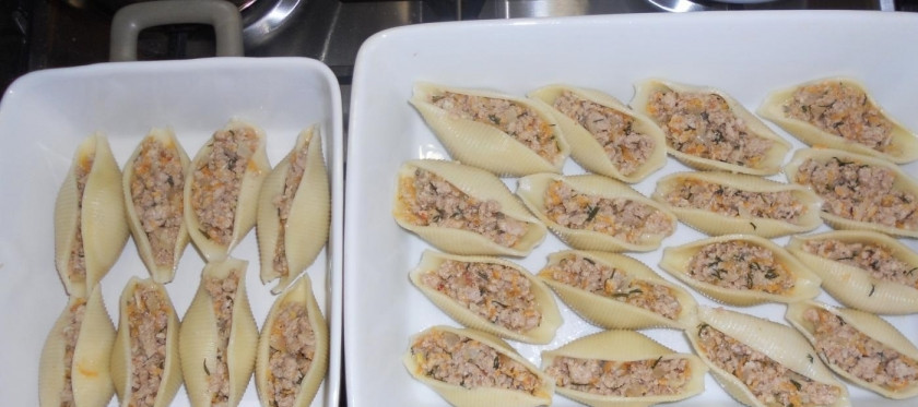 1. Этап. Макароны большие Ракушки с фаршем: 11. Каждую большую ракушку фарширую полученной начинкой и укладываю в форму для выпекания, которую предварительно нужно смазать подсолнечным маслом.