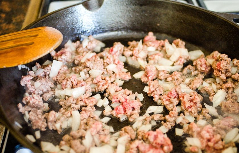 1. Этап. Начинка для пиццы с фаршем: 2. Очистите лук и нарежьте его мелко. Разогрейте сковороду со сливочным маслом, выложите лук с фаршем и обжаривайте.