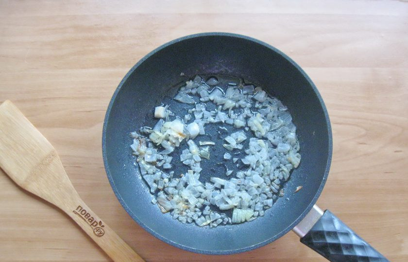 1. Этап. Пирог с судаком: Обжаривайте лук до прозрачности.