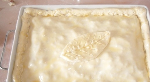 1. Этап. Пирог с мясом из слоеного дрожжевого теста: Хорошенько закрепите края теста, чтоб начинка не вытекала во время приготовления. Вы можете украсить пирог по собственному вкусу, например — вырезать из теста листочек или цветы.