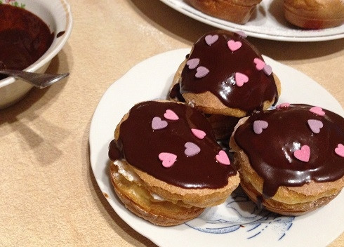 1. Этап. Ленивые эклеры с творожной начинкой: 13. А сверху можно просто посыпать сахарной пудрой или залить растопленным шоколадом, сахарной глазурью - решать вам :)