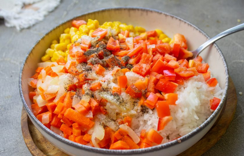 1. Этап. Перец фаршированный рисом и сыром: Посолите и поперчите по вкусу. По желанию добавьте любимые специи.