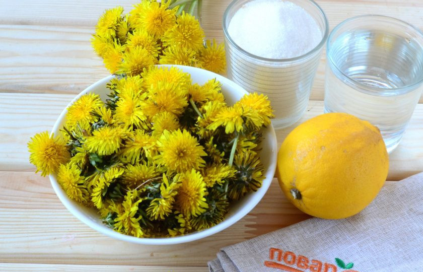 1. Этап. Мед из одуванчиков: Подготовьте все необходимые ингредиенты. Одуванчики не мойте, а только отряхните каждый цветок, чтобы в мед случайно не попали насекомые.