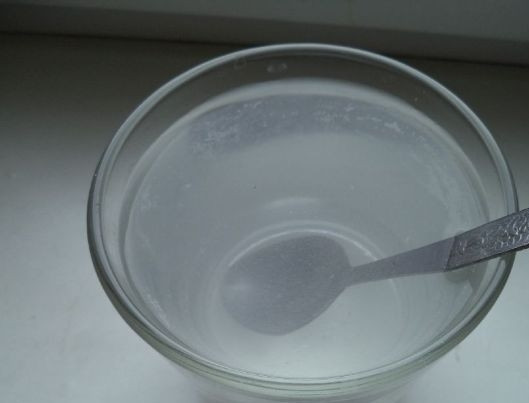 1. Этап. Тесто на пиццу без дрожжей: 2. Разводим щепотку соли в кипятке и отдельно просеиваем муку.