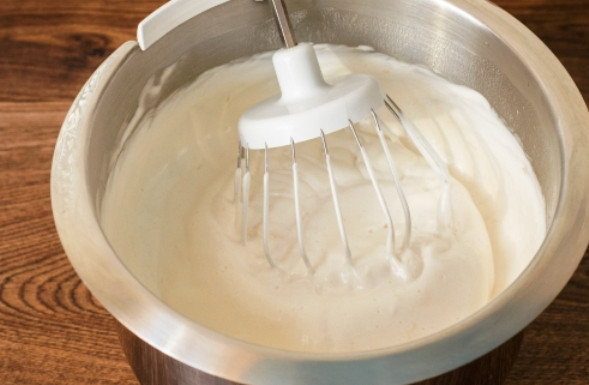 1. Этап. Абрикосовое суфле: Отделите белки 3-х яиц от желтков, добавьте еще один белок оставшийся от теста и взбейте в пену. Не останавливая взбивание добавьте частями 100 г. сахарной пудры и горячий джем. Желатин замочите в холодной воде, затем разогрейте на слабом огне до его растворения. Введите желатин в суфле и еще раз взбейте. Переложите суфле в кондитерский мешок.