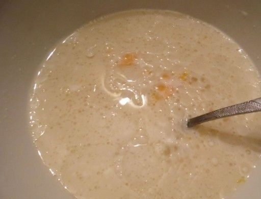 1. Этап. Пончики с яблочной начинкой: 2. Тщательно перемешиваю смесь, вливаю 2 столовые ложки подсолнечного масла.