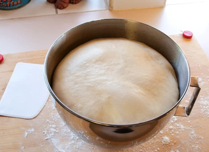 1. Этап. Рулет с начинкой из мака: 6. Оставьте тесто при комнатной температуре под полотенцем на 2 часа.