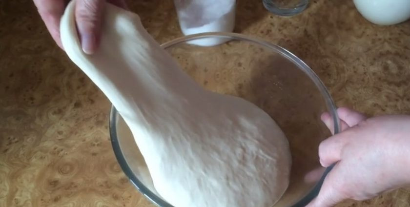 1. Этап. Французский багет на закваске: 4. Каждый час тесто растягивайте в миске, подхватив один край теста, максимально его вытянув и сложив к средине. Снова округлите тесто, переверните швом вниз и накройте до следующей обминки.
