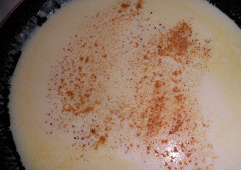 1. Этап. Простая лазанья с фаршем: 6. Отдельно готовим соус Бешамель: обжариваем щепотку муки на сливочном масле, добавляем молоко и тушим, постоянно помешивая. В конце можно добавить немного мускатного ореха.