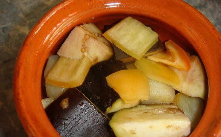 1. Этап. Чанахи в горшочках: Перец нарезаем на крупные куски и тоже кладем в горшочки.