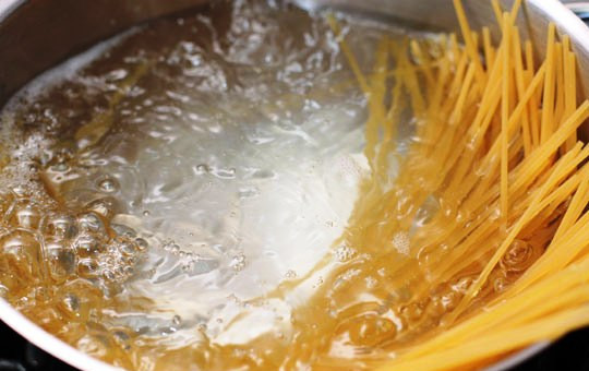 1. Этап. Паста с лососем и сыром: Отварите макароны до готовности.