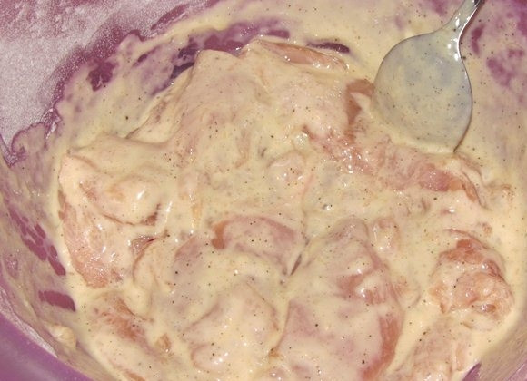 1. Этап. Жареная курица в кляре: Готовим кляр. Смешайте яйца, муку, растительное масло, водку, соль и перец. Масса должна быть однородной и напоминать густую сметану. Окунаем в кляр кусочки куриного филе.