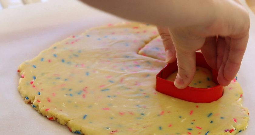 1. Этап. Кейкпопсы Валентинки: 6. Затем раскатайте тесто толщиной в 5 мм. Специальной формой вырежьте сердечки.