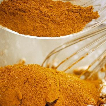 1. Этап. Пряные орехи: 3. В небольшой миске взбить сахар, порошок какао, молотую корицу, молотый имбирь, кайенский перец и молотый душистый перец. Добавить сахарную смесь к орехам и размешать, пока орехи не будут равномерно покрыты смесью.