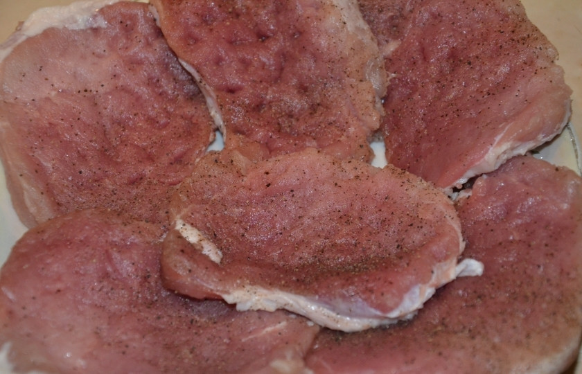 1. Этап. Отбивные в мультиварке: 3. Мясо хорошо отбиваем, натираем солью, перцем, специями и чесноком.