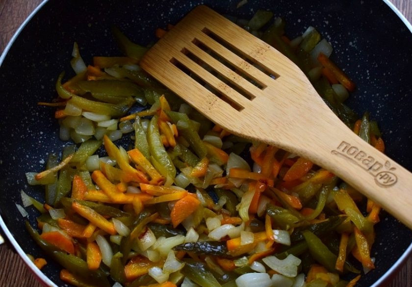 1. Этап. Солянка с тунцом Вкусняха: Слейте масло с тунца и соедините его с растительным маслом (1 ст. л.) на сковороде, разогрейте. Обжарьте морковь и лук до золотистой корочки. Добавьте соленые огурцы, готовьте в течение 3 минут, периодически помешивая.