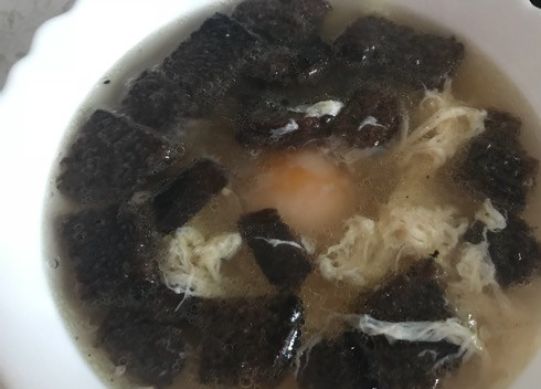 1. Этап. Яичный суп из Андалусии: 6. В каждую тарелку накладываем сухари. Заливаем кипящим бульоном и разбиваем по 1 яйцу в каждую тарелку. Подавать горячим. Приятного аппетита!