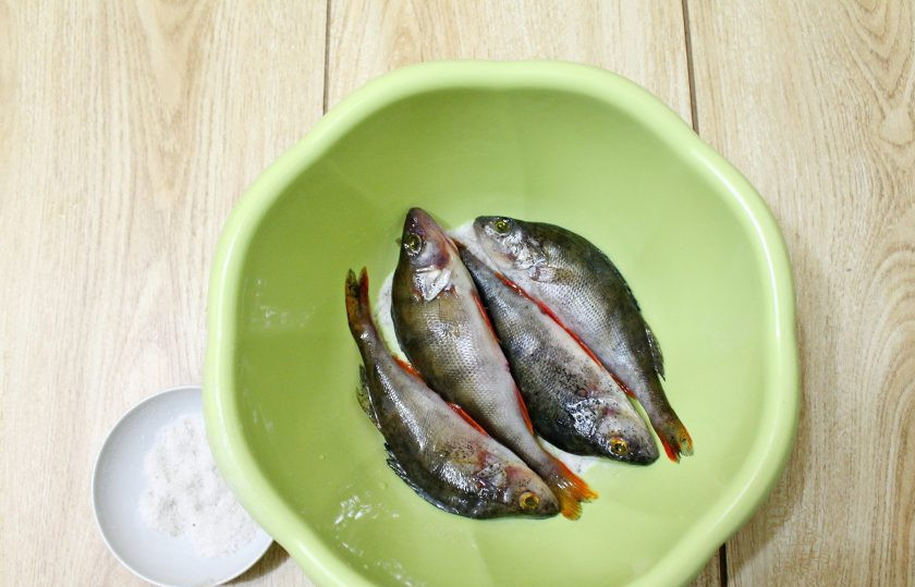 1. Этап. Таранка из окуня: Возьмите чистую сухую посуду и посыпьте дно солью толщиной в один сантиметр. Свежепойманную рыбу сполосните под холодной водой и выложите рыбу 