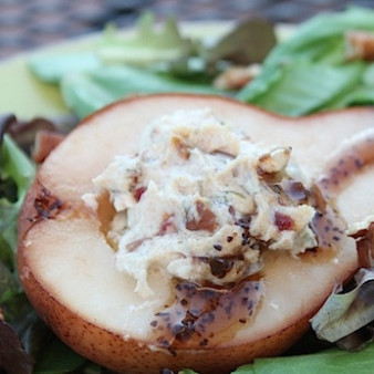 Груша, фаршированная креветками и сыром