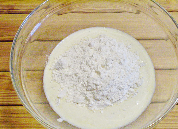 1. Этап. Лепешки с творогом диетические: 4. Добавляем муку и соду. Перемешиваем, следим, чтобы не было комочков.