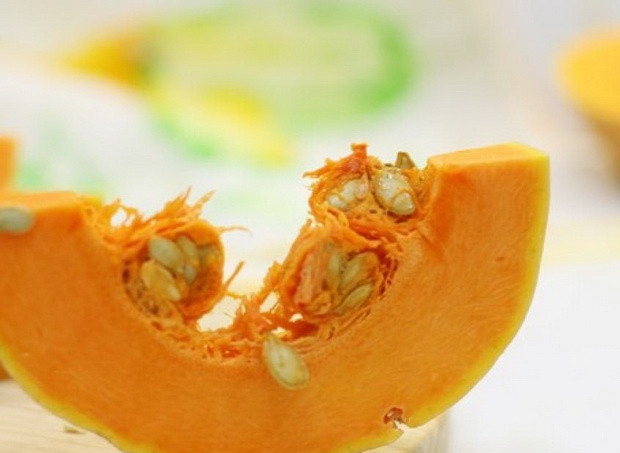 1. Этап. Манная каша с тыквой: Промойте тыкву, очистите ее от кожуры и семечек. Натрите на крупной терке. Вы также можете ее просто очень мелко порезать.