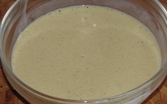 1. Этап. Гречка с грибами и сметаной: В миске сметану взбейте с яйцами, также добавьте соль и перец по вкусу. Смешайте эту массу с гречкой и грибами с луком. Всё перемешайте.