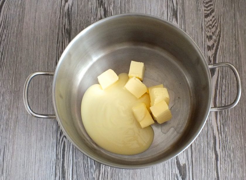 1. Этап. Чак-чак из кукурузных палочек: В широкую кастрюлю выложите сливочное масло и сгущенное молоко. Поставьте на огонь чуть ниже среднего.