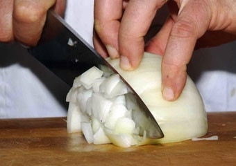 1. Этап. Суп из оленины: Оставшуюся луковицу почистить и мелко нарезать.