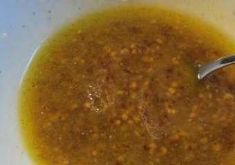 1. Этап. Салат с креветками и гранатом: Для салата заправку-соус сделаем сами, смешав оливковое масло, соль, перец, лимонный сок, мед, горчицу в зернах. Все хорошенько перемешать и взбить.