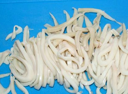 1. Этап. Салат с кальмарами и луком: Кальмары я взяла замороженные. Оно и понятно. Все-таки, здесь у нас они водятся далеко не везде. Промываю их под проточной водой. Отвариваю в течение 10 минут. Затем охлаждаем их и очищаем от пленки. Нарезаем кальмары на кольца и еще напополам.