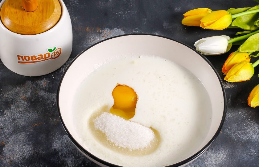 1. Этап. Панкейки на кефире с яблоками: Кефир любой жирности прогрейте в микроволновке или на водяной бане, но не до кипения. Всыпьте в него соль, сахар и вбейте куриное яйцо. Взбейте 1 минуту.