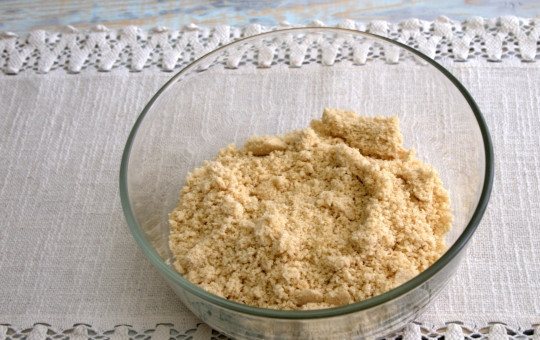 1. Этап. Халва кунжутная: 1. Кунжутные семена тщательно измельчаем до состояния муки с помощью блендера или кофемолки.