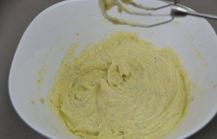 1. Этап. Фисташковые эклеры: Взбивайте крем до гладкости и однородности.