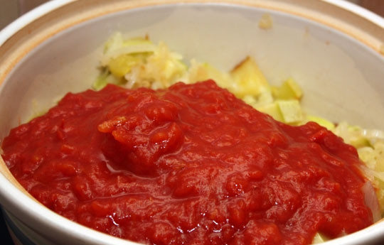 1. Этап. Рагу из капусты: Когда капуста и кабачки почти готовы добавить перетертые томаты или томатную пасту. Проварить 5 минут.