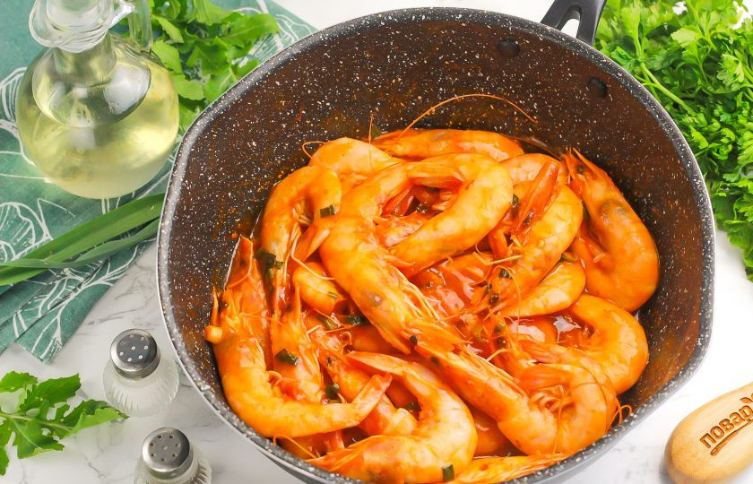 1. Этап. Жареные креветки с томатной пастой: Обжаривайте креветки на среднем нагреве примерно 5-6 минут, время от времени перемешивая. Морепродукты должны отлично прожариться со всех сторон и быть покрыты получившимся соусом. По кухне поплывет неимоверный аромат — на него сбегутся все родные!