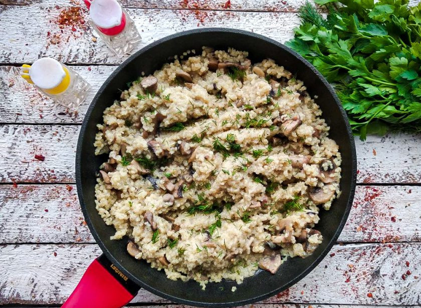 1. Этап. Пшенная каша с грибами: Посыпьте блюдо зеленью и подавайте к столу. Приятного аппетита!