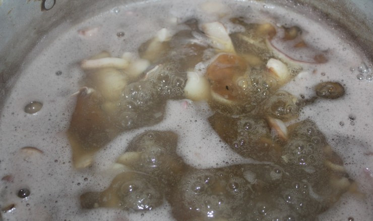 1. Этап. Маринованные маслята в масле: Затем варим маслята в подсоленной и кипящей воде в течение 15 минут. В кастрюлю обязательно кладем луковицу, чтоб проверить нет ли среди грибов ядовитых. Если луковица потемнеет, значит, среди грибов есть ядовитый - все грибы необходимо выкинуть!