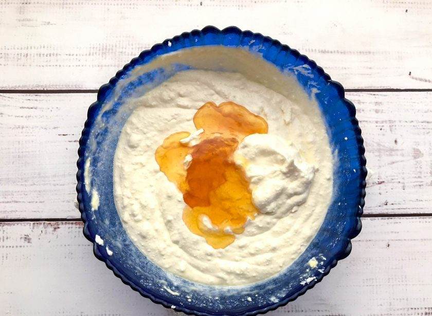 1. Этап. Диетическая творожная запеканка с яблоками: Влейте мед.