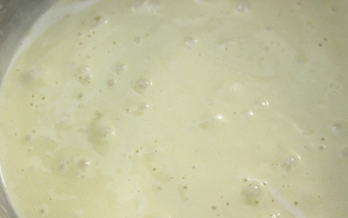 1. Этап. Торт Сметанник на скорую руку: 3. Добавьте в тесто 3 ложки сметаны, соду, немного растительного масла и просеянную муку. Взбейте до однородности.