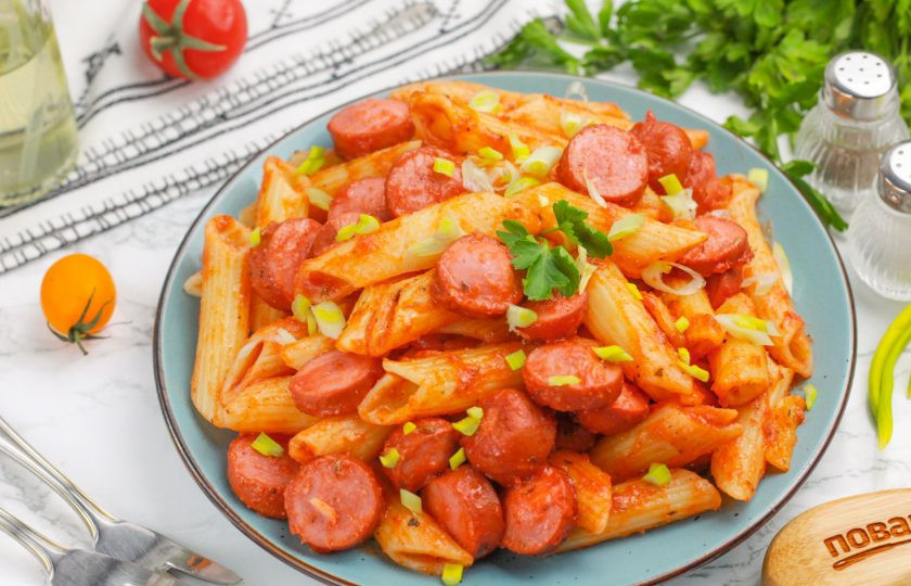 1. Этап. Макароны с сосисками на сковороде: Выложите приготовленное блюдо на тарелку и подайте к столу горячим. Присыпьте измельченной зеленью лука, петрушки или укропа. Приятного вам аппетита!